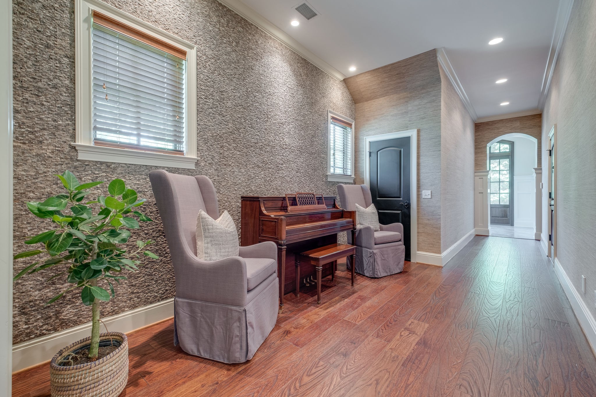 22 Compton Trace Nashville, TN 37215 - Photo 19 of 28 a living room with furniture and a potted plant