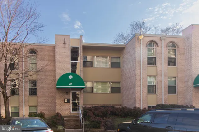 $1,750 | 37 Canterbury Square, Unit 302, Alexandria, VA 22304