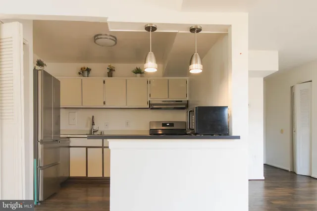 $1,750 | 37 Canterbury Square, Unit 302, Alexandria, VA 22304