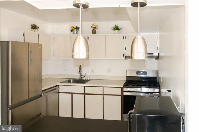 $1,750 | 37 Canterbury Square, Unit 302, Alexandria, VA 22304