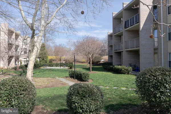 $1,750 | 37 Canterbury Square, Unit 302, Alexandria, VA 22304