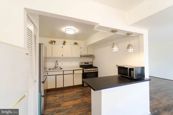 $1,750 | 37 Canterbury Square, Unit 302, Alexandria, VA 22304