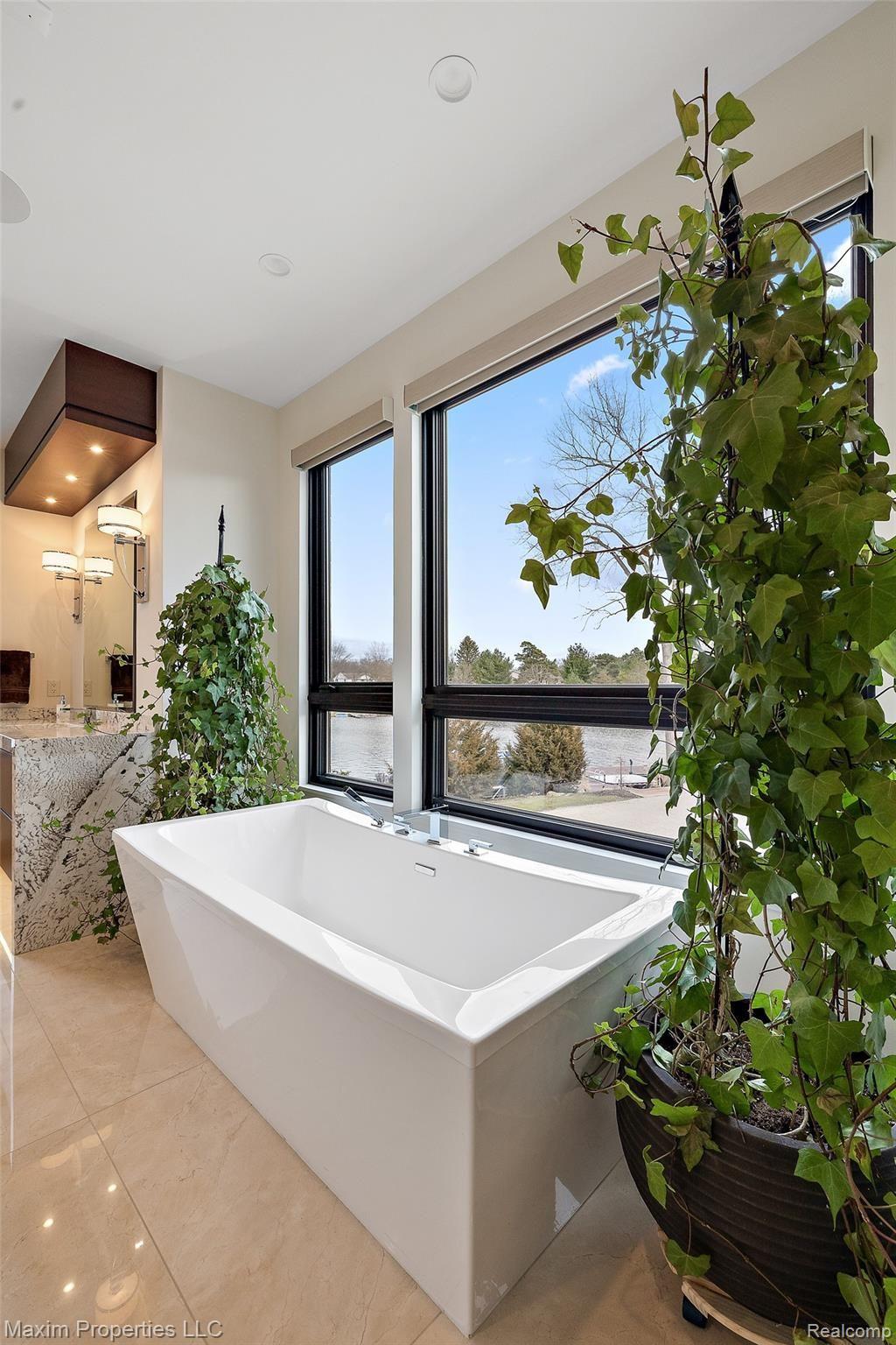 3760 Sleeth Road Commerce Township, MI 48382 - Photo 23 of 52 Primary Bath Soaking Tub