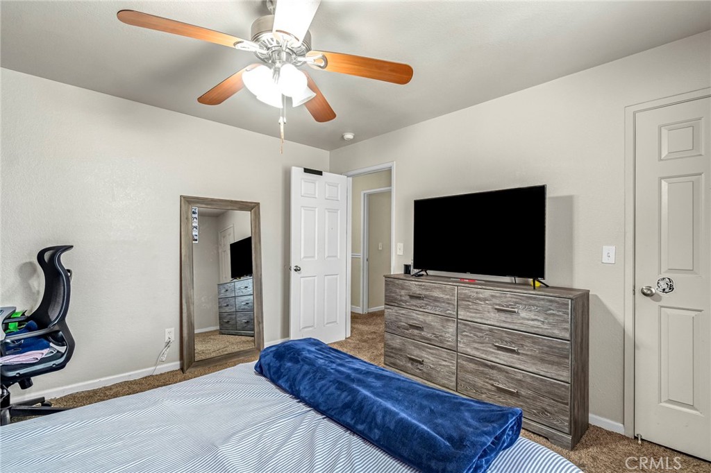 19729 Brightwood Road Madera, CA 93638 - Photo 18 of 33 a living room with furniture and a flat screen tv