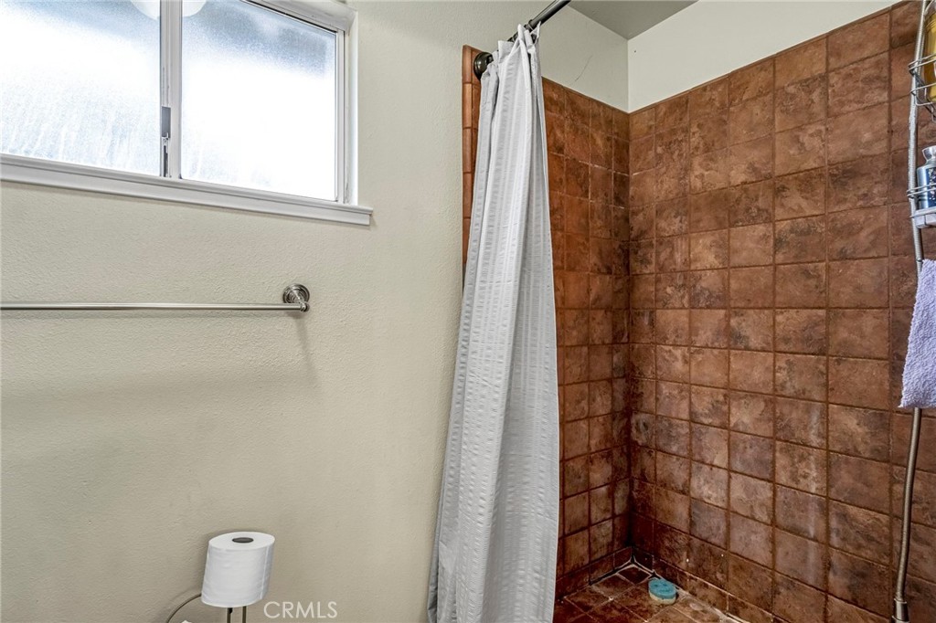 19729 Brightwood Road Madera, CA 93638 - Photo 26 of 33 a bathroom with a shower