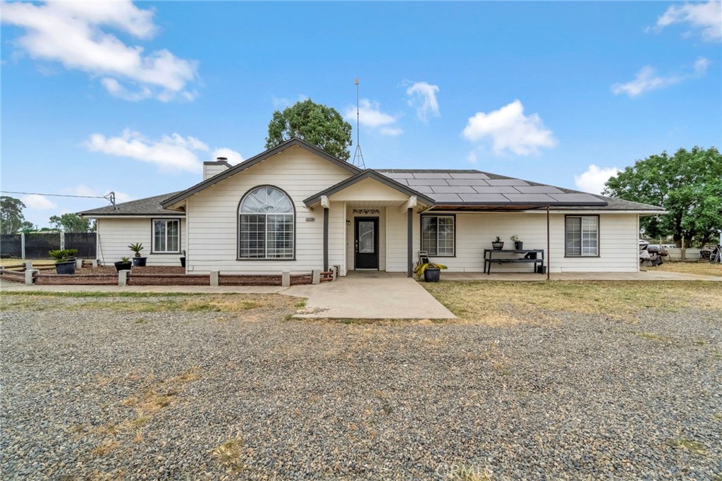 19729 Brightwood Road Madera, CA 93638 - Photo 4 of 33 a front view of a house with a garden and yard
