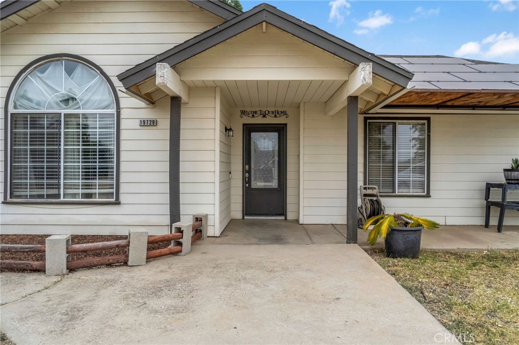 19729 Brightwood Road Madera, CA 93638 - Photo 5 of 33 a front view of a house with garden