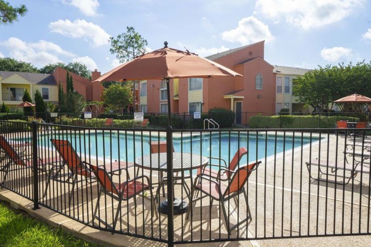2801 North Broadmead, Unit 1107 Houston, TX 77025 - Photo 8 of 15 a balcony with table and chairs
