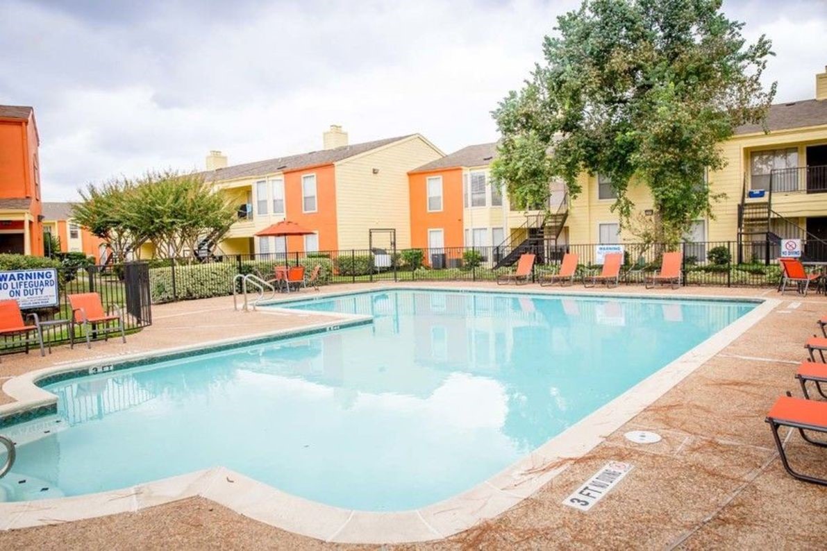 2801 North Broadmead, Unit 1107 Houston, TX 77025 - Photo 9 of 15 a view of a swimming pool with a lounge chairs