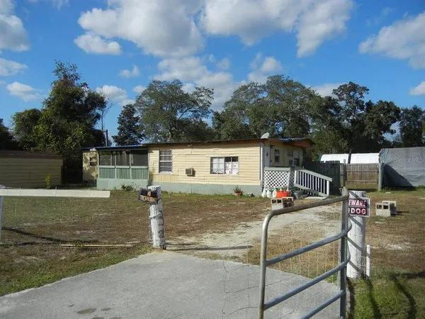 a view of a house with backyard