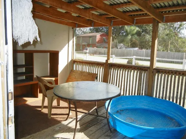 a view of a backyard