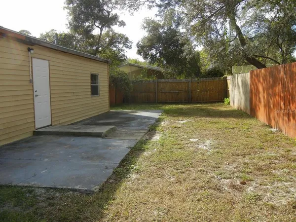 a view of a backyard