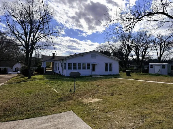 a view of a house with a yard