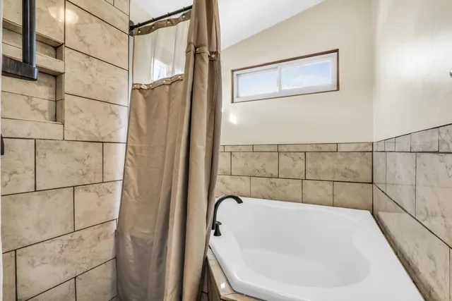 $3,400 | 1223 South Elder Lane, Waukegan, IL 60085