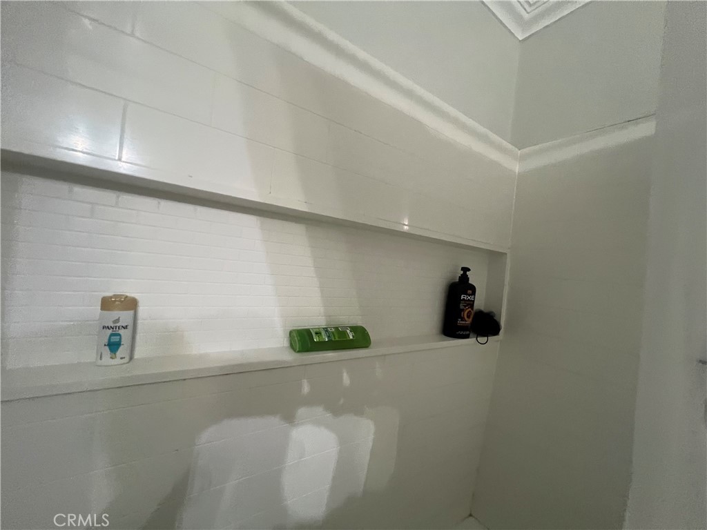 1560 Massachusetts, Unit 89 Riverside, CA 92507 - Photo 11 of 20 Hallway tub
