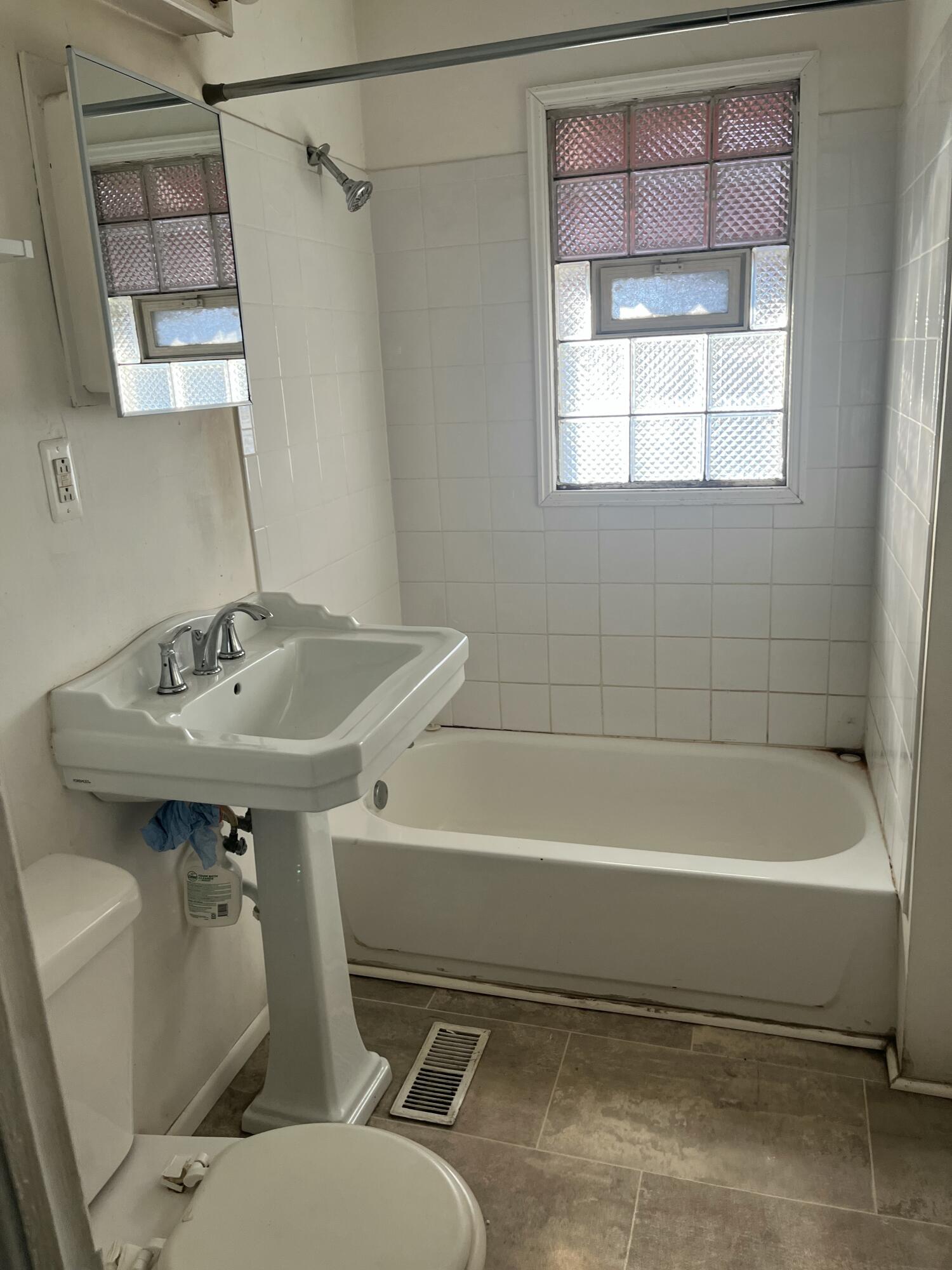 336 West Wilson Street Gary, IN 46404 - Photo 9 of 15 a bathroom with a sink toilet and bathtub