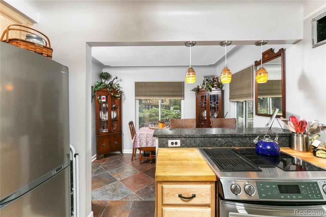 1600 Roslyn Road Grosse Pointe, MI 48236 - Photo 10 of 24 Kitchen&Dining.jpg
