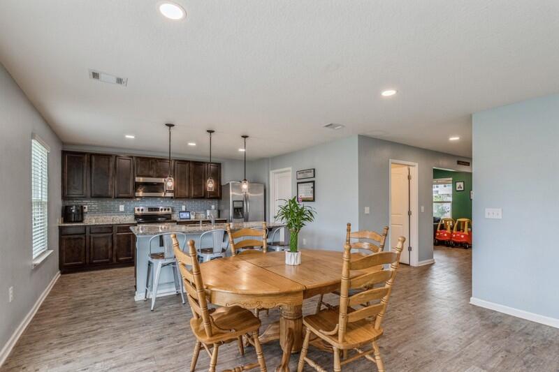 731 Widgeon Way Crestview, FL 32539 - Photo 9 of 39 09_731WidgeonWay_2017_FlexMLS800x600_800