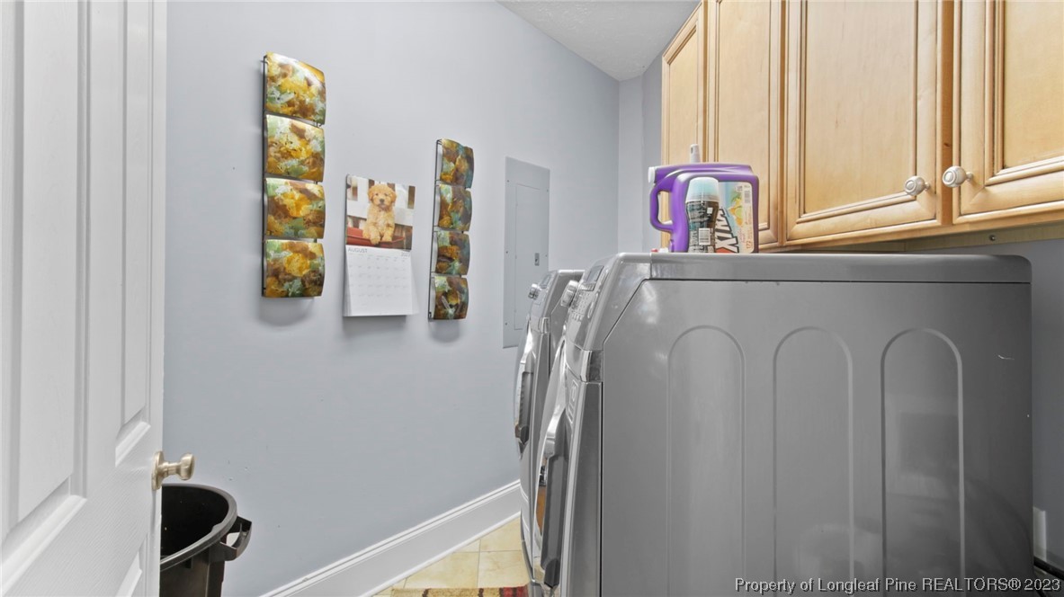 517 St Thomas Road Fayetteville, NC 28311 - Photo 26 of 47 a bathroom with a bathtub and a window