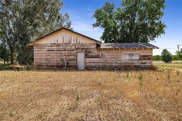 a view of house with a yard