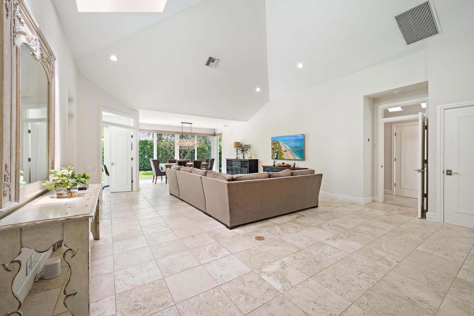 4501 Captains Way Jupiter, FL 33477 - Photo 10 of 34 Living Room