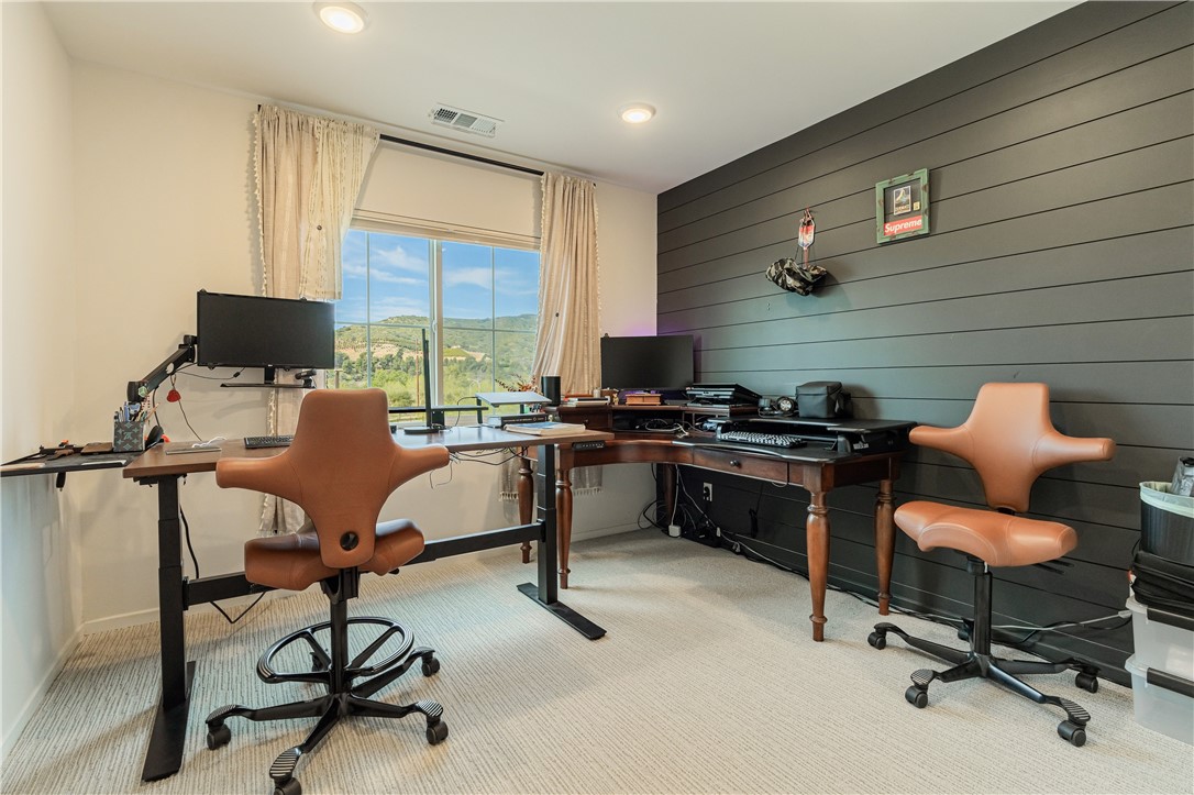 35103 Vintage Cove Fallbrook, CA 92028 - Photo 21 of 66 a workspace with furniture