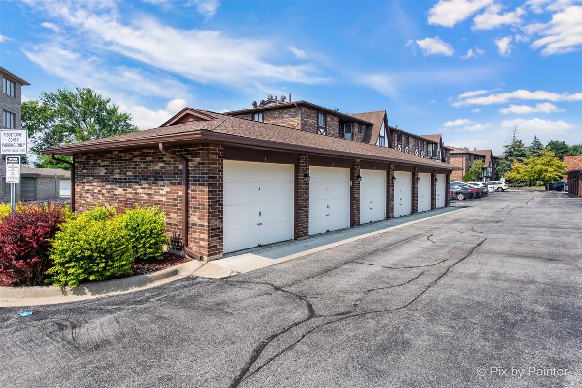 10532 Ridge Cove Drive, Unit 18A Chicago Ridge, IL 60415 - Photo 2 of 27 Gallery Image 2