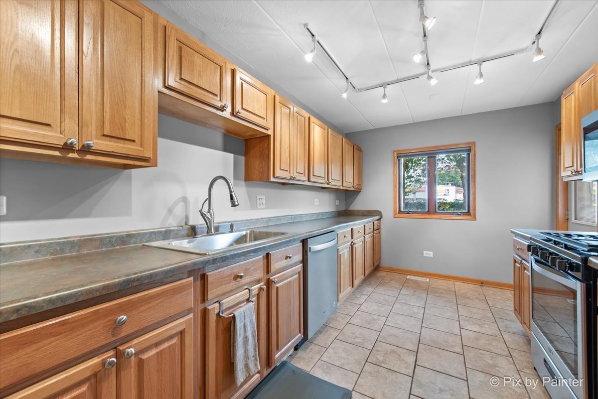 10532 Ridge Cove Drive, Unit 18A Chicago Ridge, IL 60415 - Photo 3 of 27 Gallery Image 3