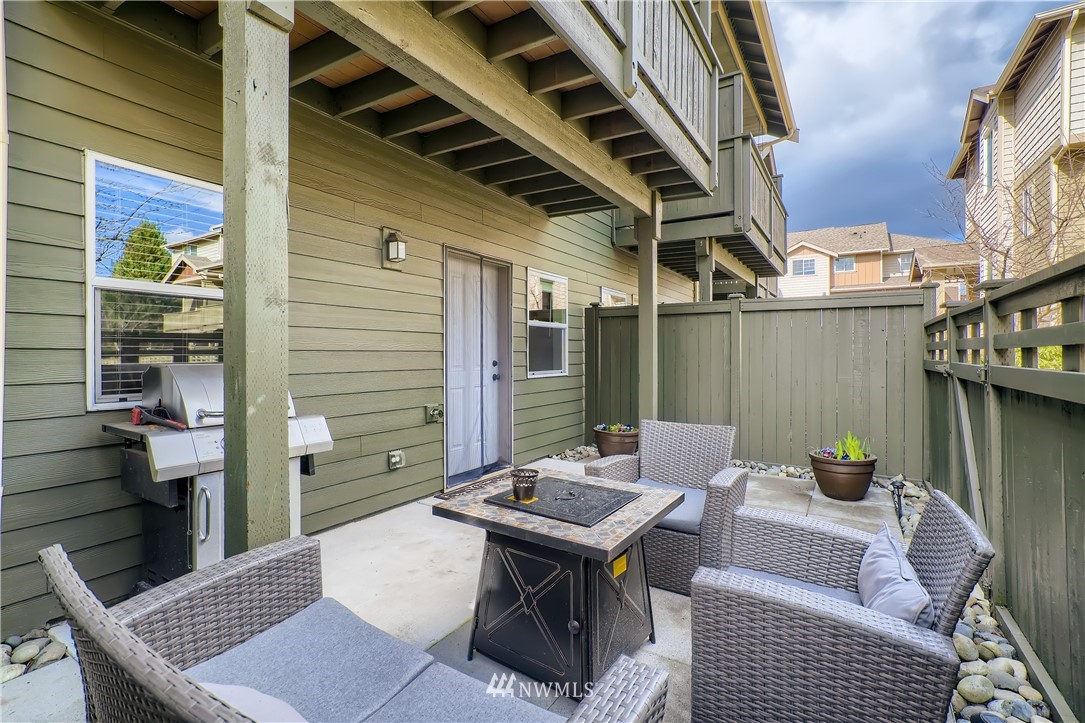 320 Chelan Place Northeast, Unit H3 Renton, WA 98059 - Photo 28 of 28 a view of a patio with a table and chairs