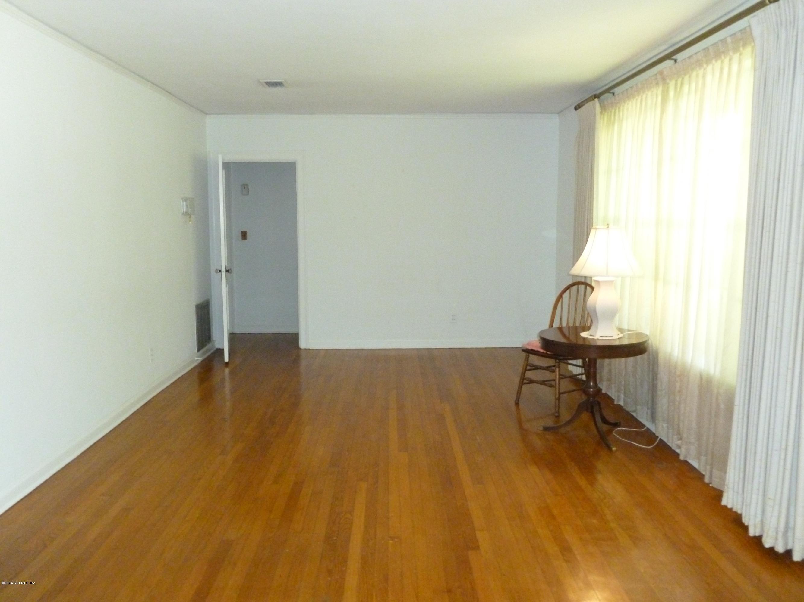 844 South Shores Road Jacksonville, FL 32207 - Photo 11 of 27 Living Room
