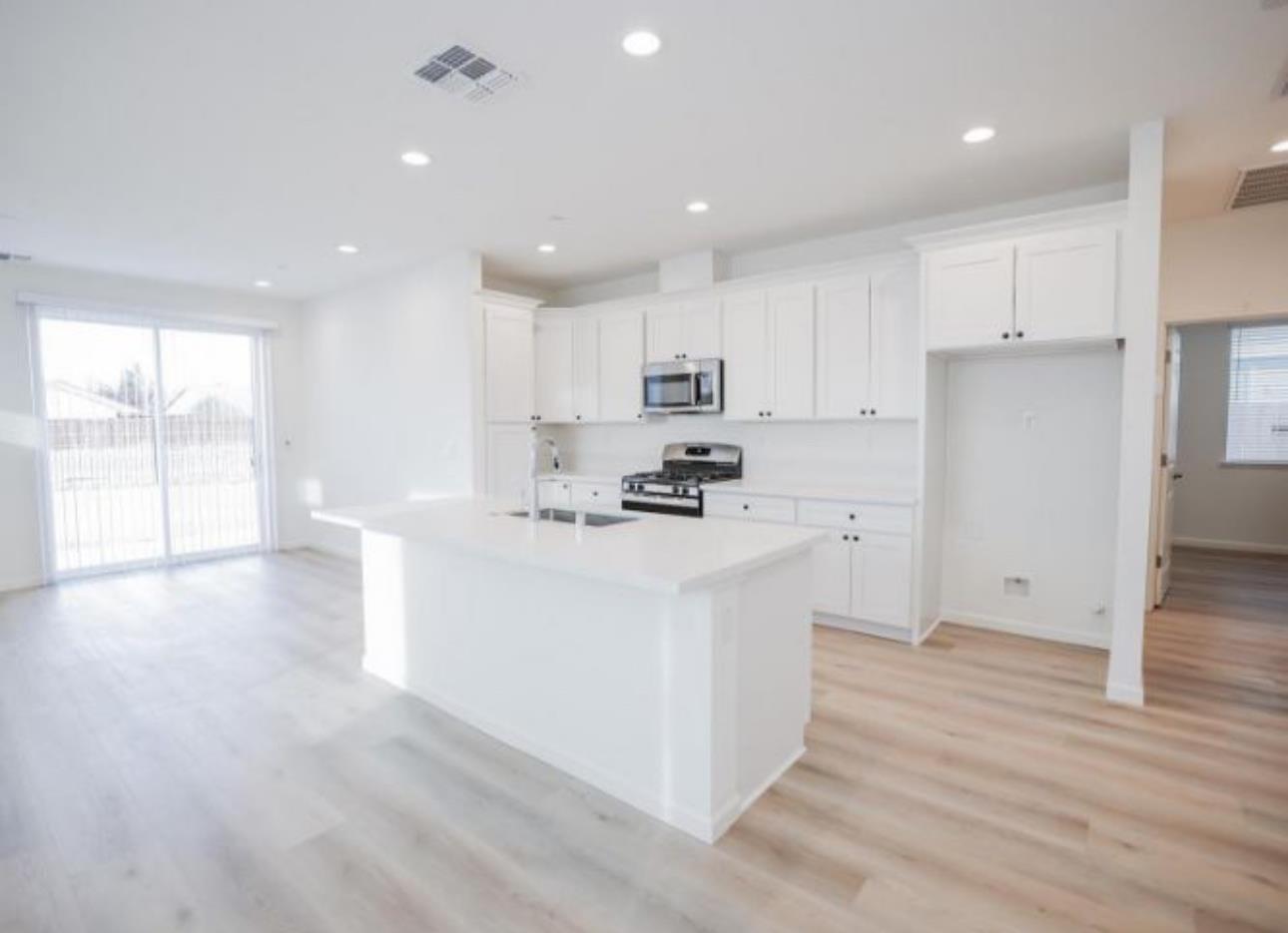543 Fox Hunt Way Rio Linda, CA 95673 - Photo 4 of 7