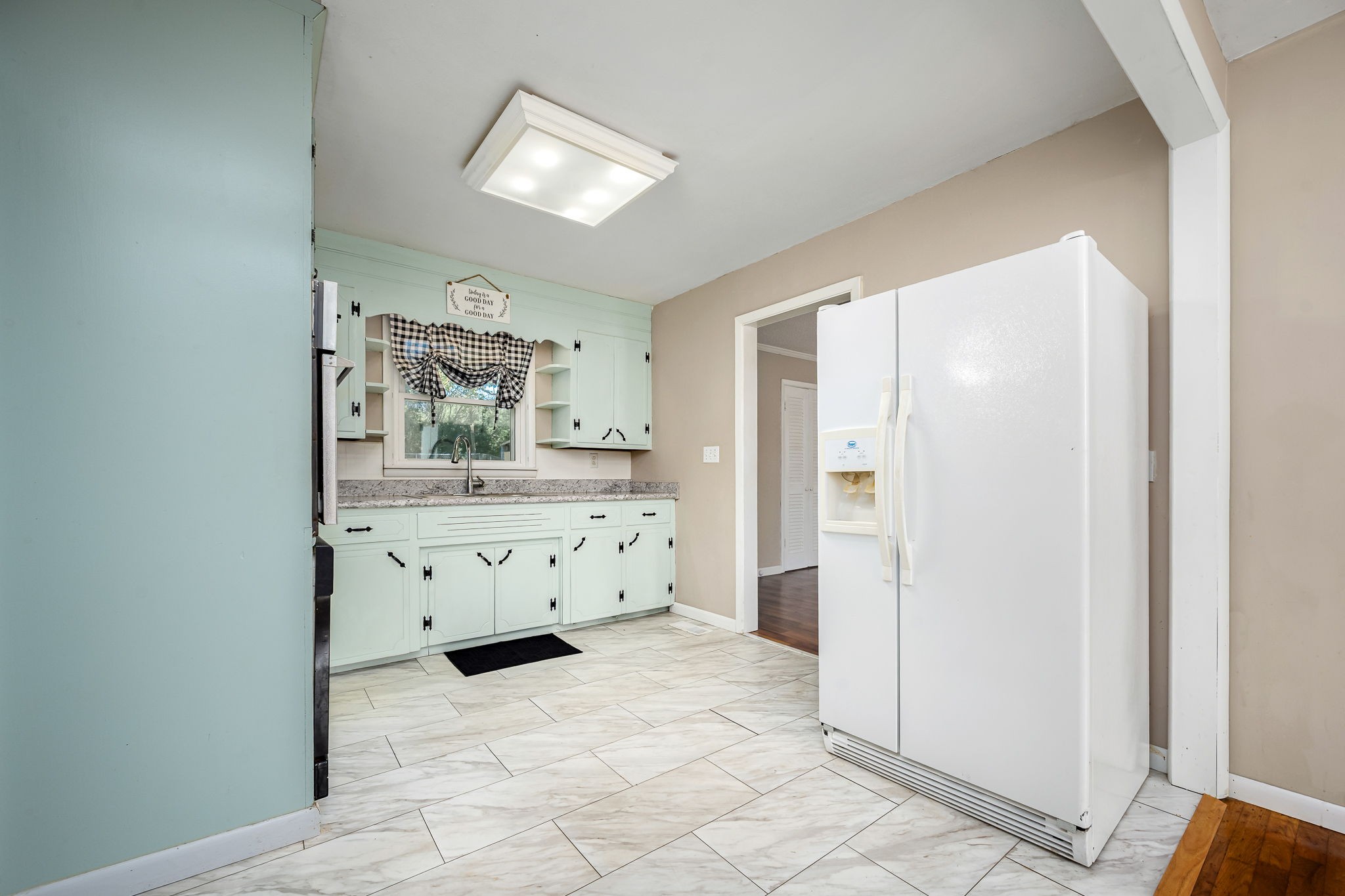 8 West Point Drive Fayetteville, TN 37334 - Photo 9 of 45 a room with a dresser and mirror