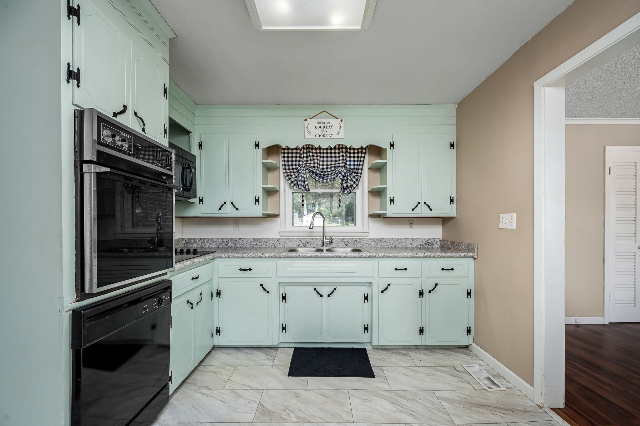 8 West Point Drive Fayetteville, TN 37334 - Photo 10 of 45 a kitchen with granite countertop a stove and cabinets