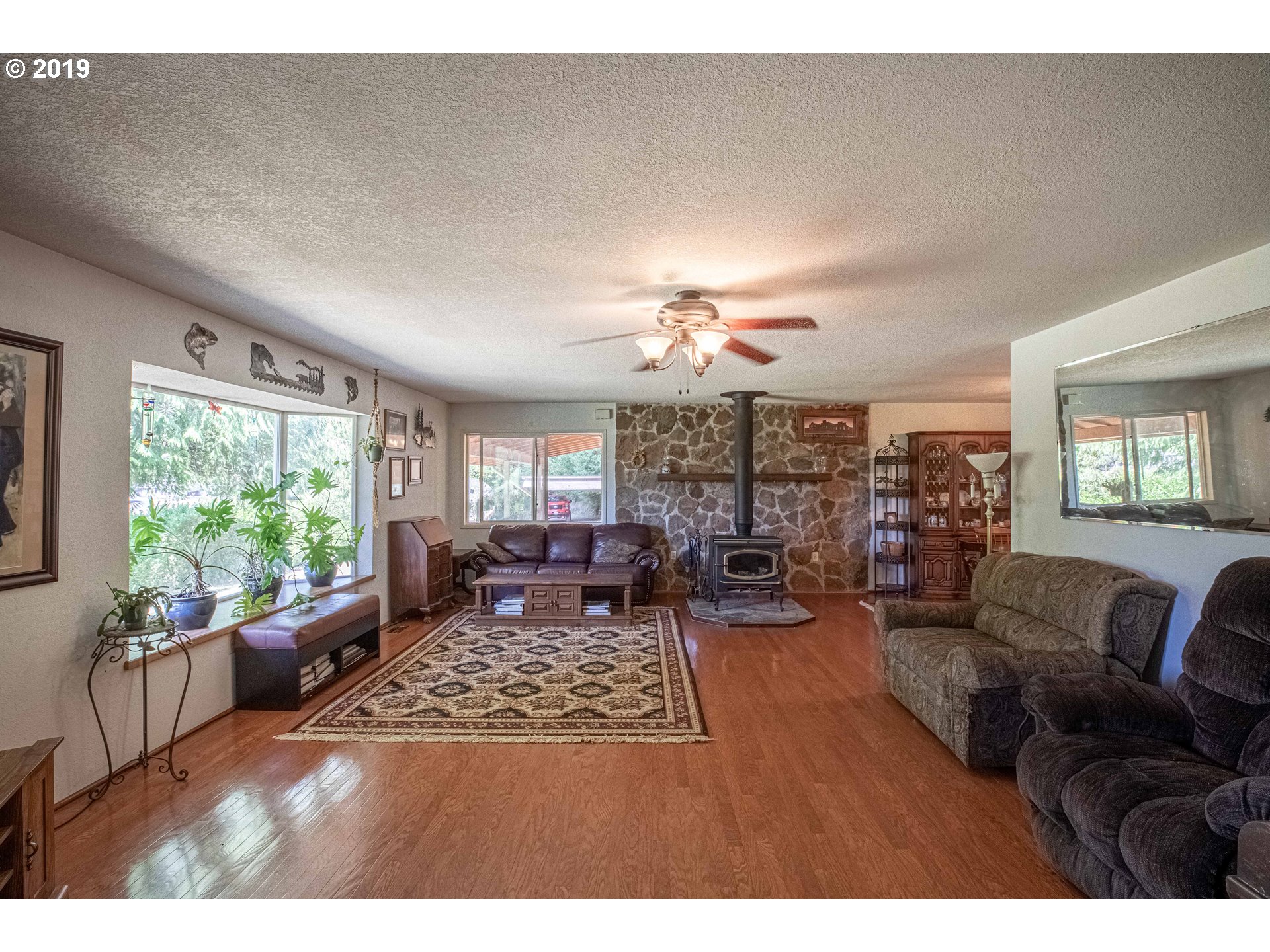 61011 Selander Road Coos Bay, OR 97420 - Photo 7 of 30 Living Room