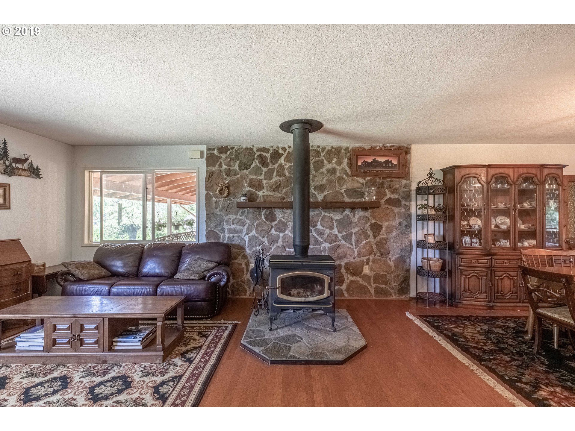 61011 Selander Road Coos Bay, OR 97420 - Photo 8 of 30 Living Room