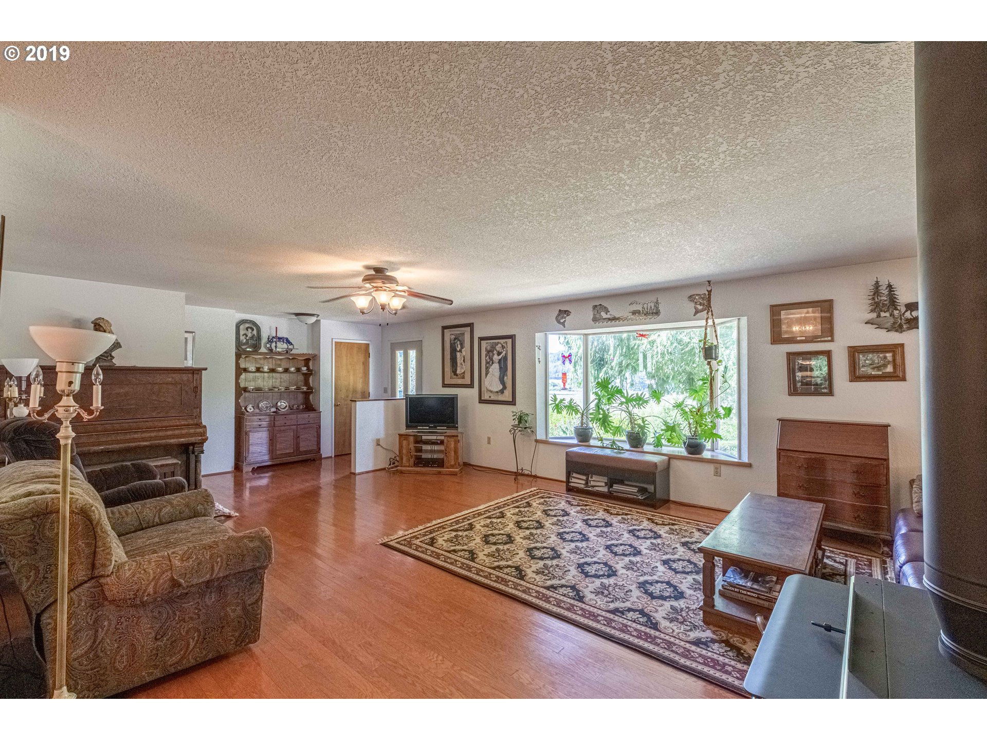 61011 Selander Road Coos Bay, OR 97420 - Photo 9 of 30 Living Room