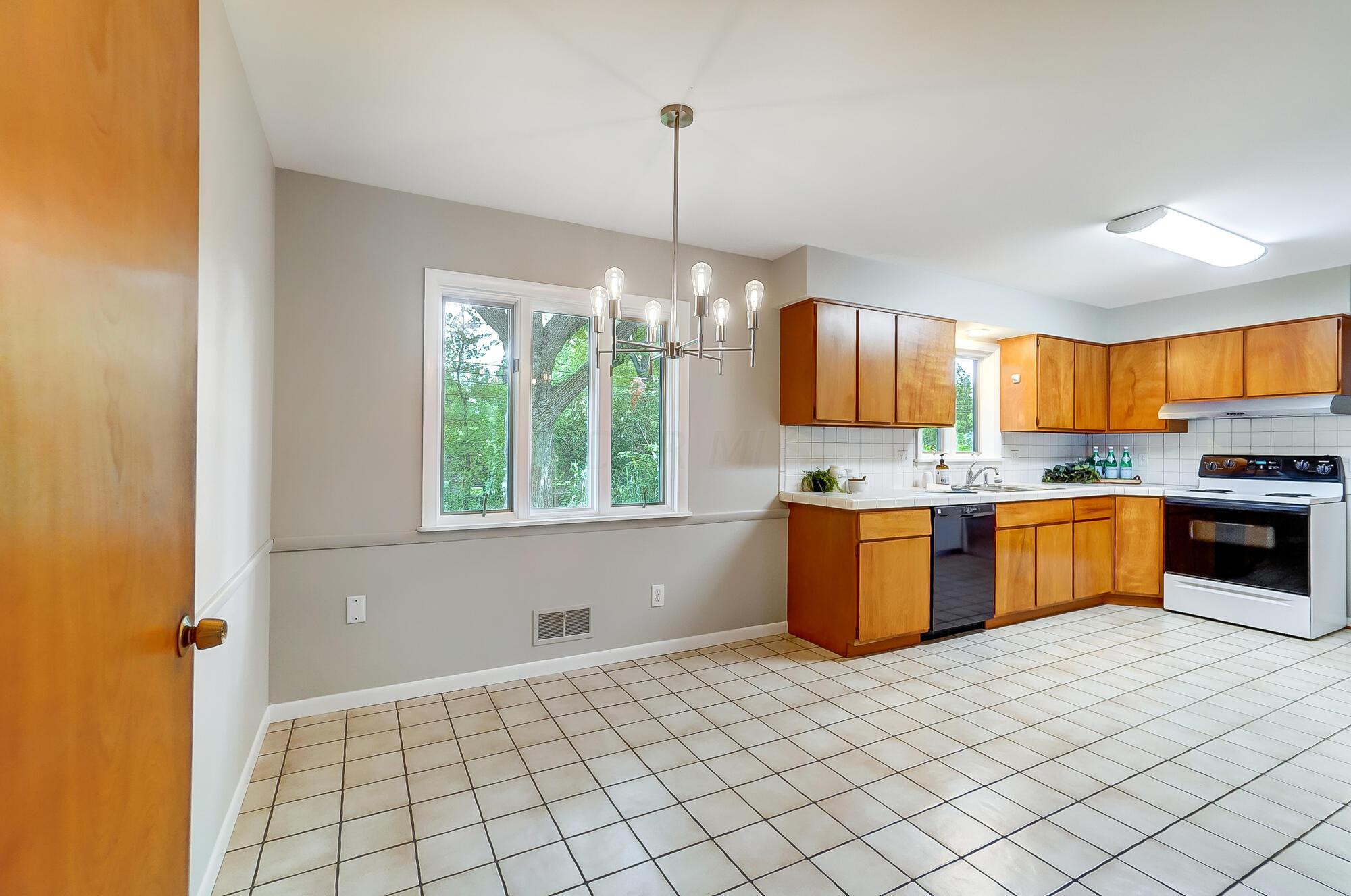 3088 Brandon Road Columbus, OH 43221 - Photo 16 of 63 Dinette & Kitchen