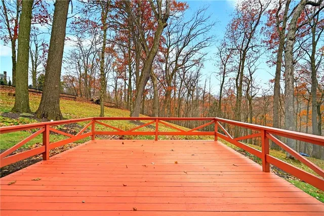 a view of a yard with a house