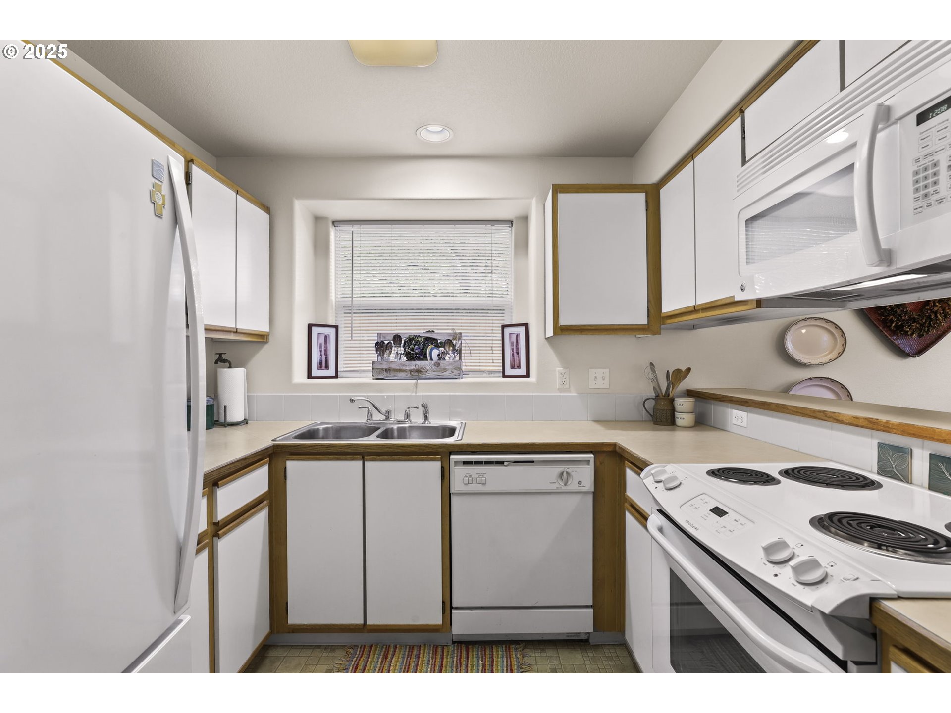 4606 West Powell Boulevard, Unit 162 Gresham, OR 97030 - Photo 4 of 40 Kitchen