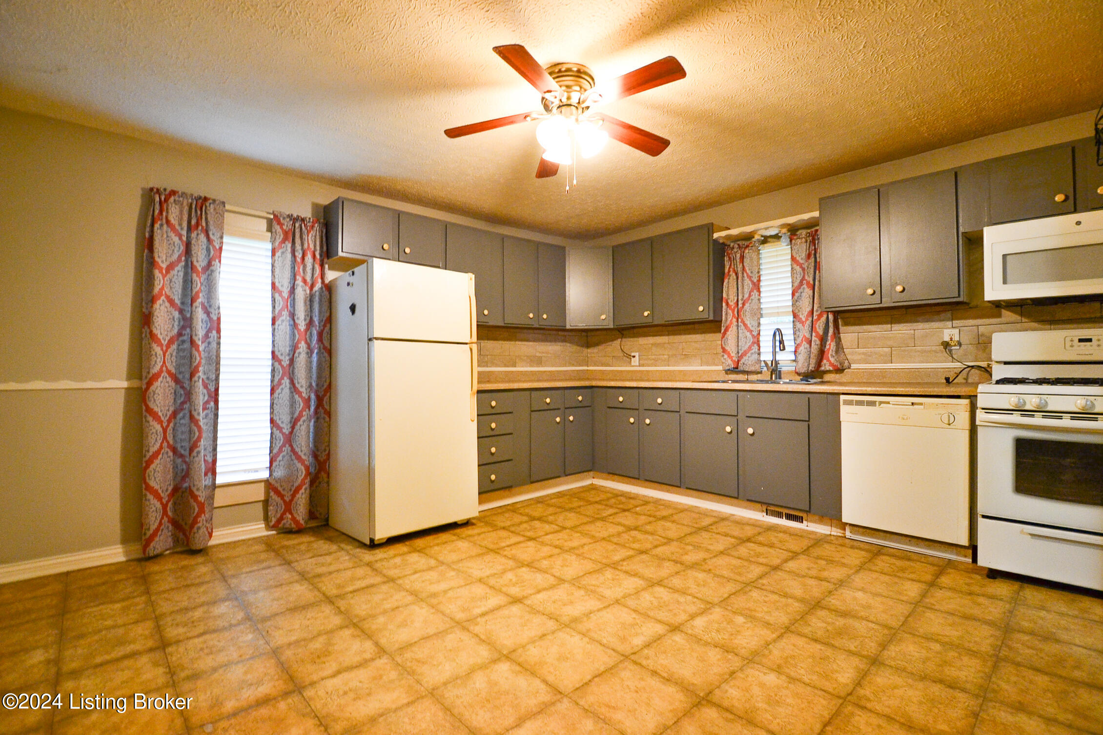 13300 East Orell Road Louisville, KY 40272 - Photo 22 of 36 DSC_0464