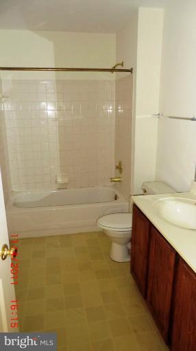 19830 Falling Spring Court Gaithersburg, MD 20882 - Photo 3 of 14 Bath