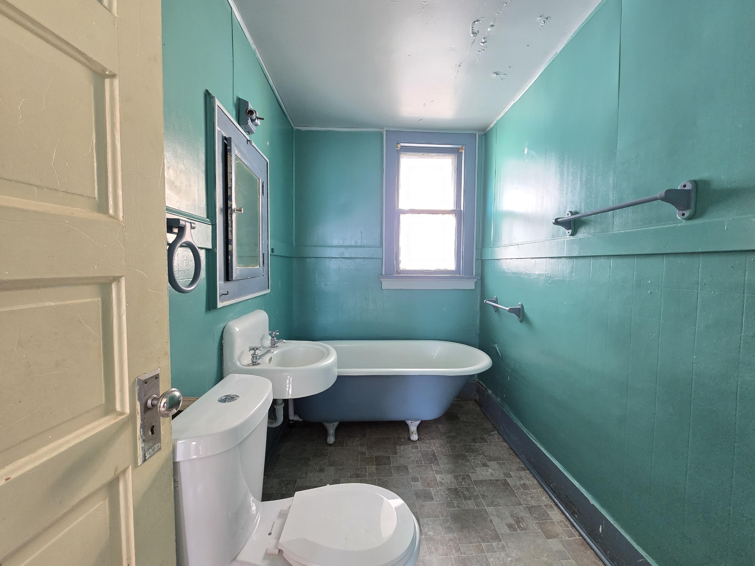 1929 North 18th Street Milwaukee, WI 53205 - Photo 25 of 40 Upper Bathroom