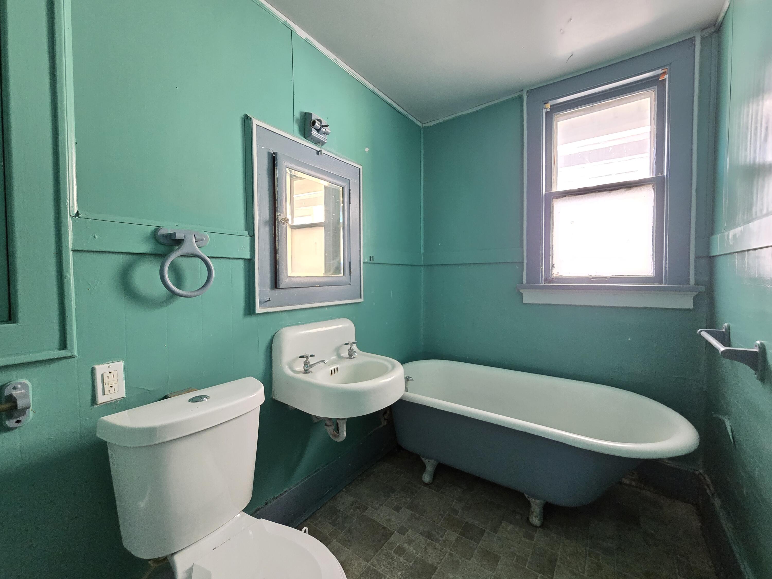 1929 North 18th Street Milwaukee, WI 53205 - Photo 26 of 40 Upper Bathroom