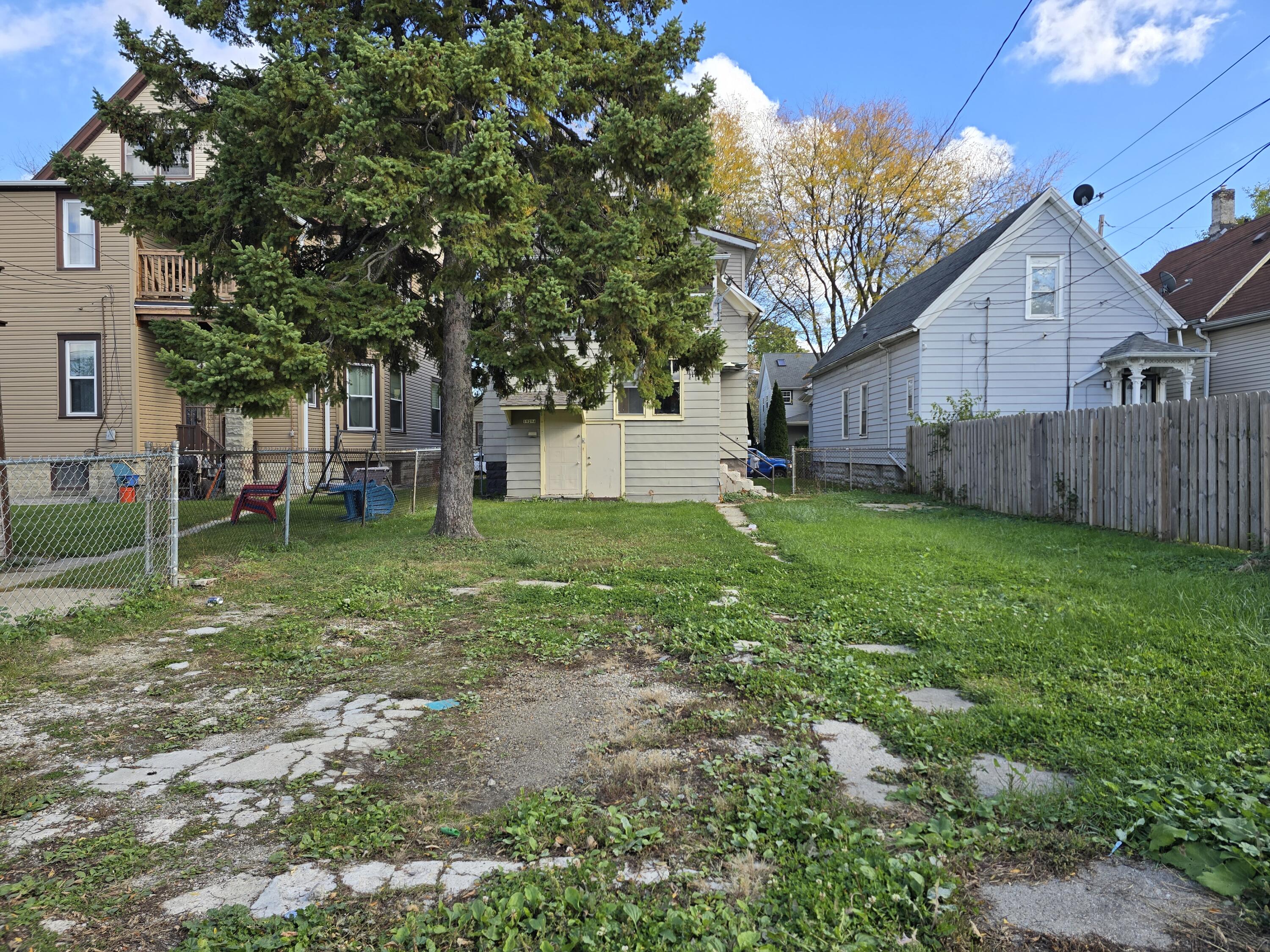 1929 North 18th Street Milwaukee, WI 53205 - Photo 39 of 40 Parking Pad