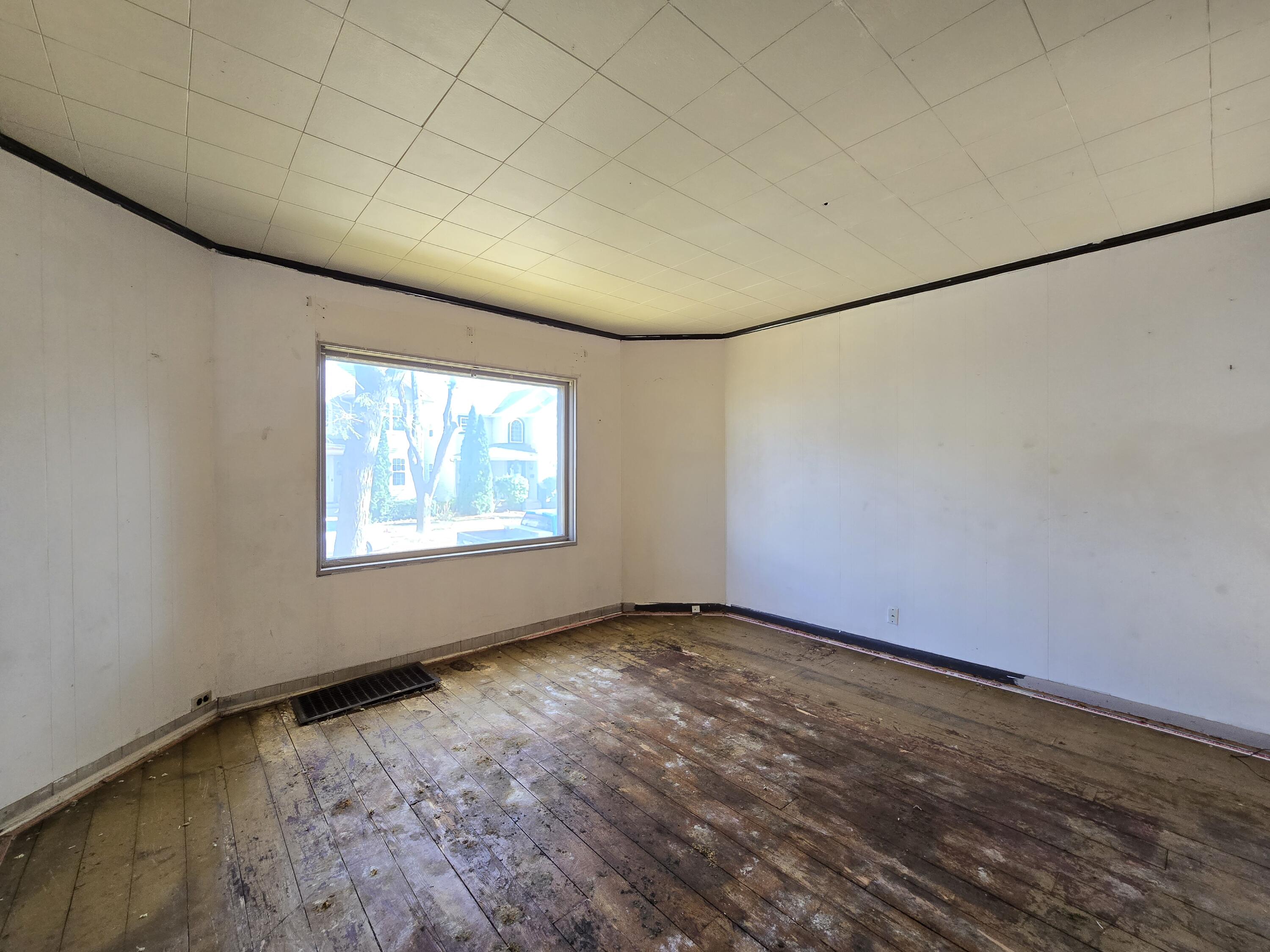 1929 North 18th Street Milwaukee, WI 53205 - Photo 10 of 40 Lower Living Room