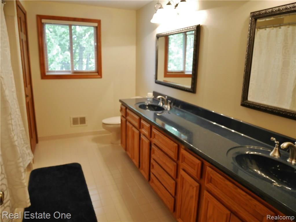 3575 Salem Drive Rochester Hills, MI 48306 - Photo 22 of 37