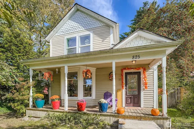 a view of a house with outdoor space