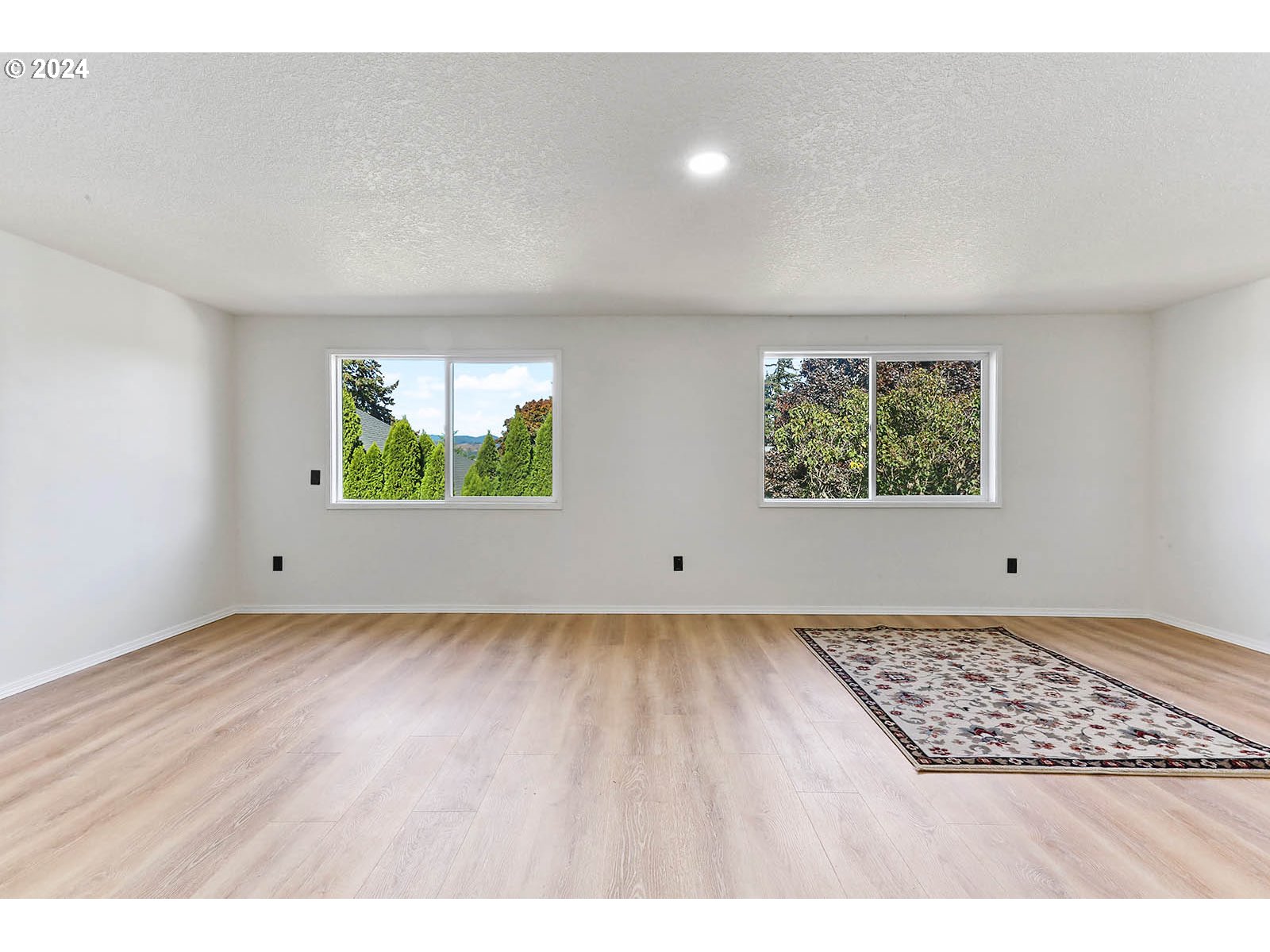 1710 B Street Hood River, OR 97031 - Photo 15 of 42 a view of an empty room and window