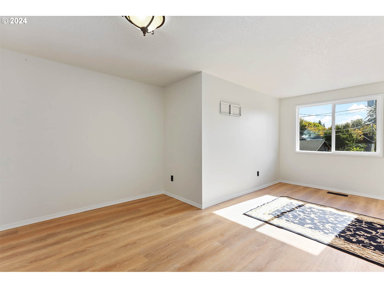 1710 B Street Hood River, OR 97031 - Photo 20 of 42 a view of an empty room and window
