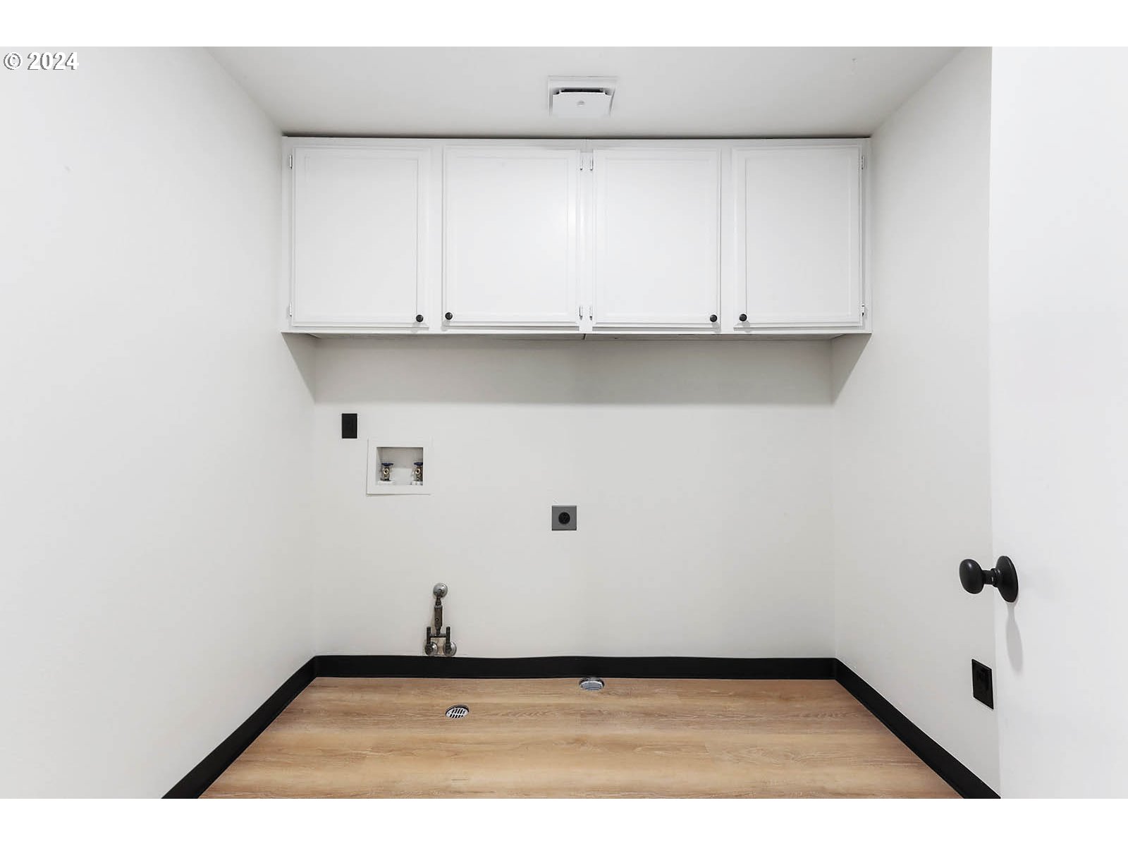 1710 B Street Hood River, OR 97031 - Photo 24 of 42 a view of a garage